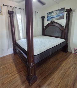 QUEEN BED SET No Mattress and no spring box.lnclude
