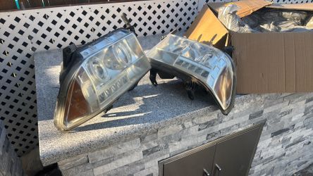 2012  Toyota tundra front lights