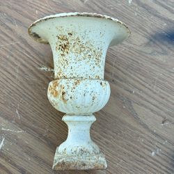 Vintage Cast Iron planterIron planter 🏺 Vase