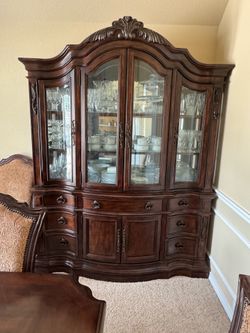Dining room table, Hutch &  8 Chairs