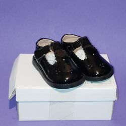 The Birdie Leather T-Strapsize 4.5  Mary Jane by Dollhouse is a stylish and comfortable choice for babies and toddlers in
      Made with high-quality