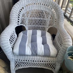 2 Large White Wicker Rattan Chairs Indoor Or Outdoor 