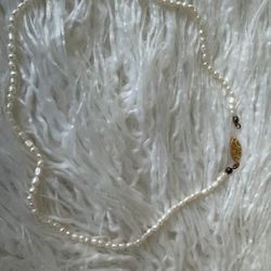 Vintage, Elegant freshwater cultured pearl necklace with broken hook clasp. Easily fixable! 