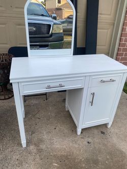 White vanity 40 half long 18 front to back 30 tall