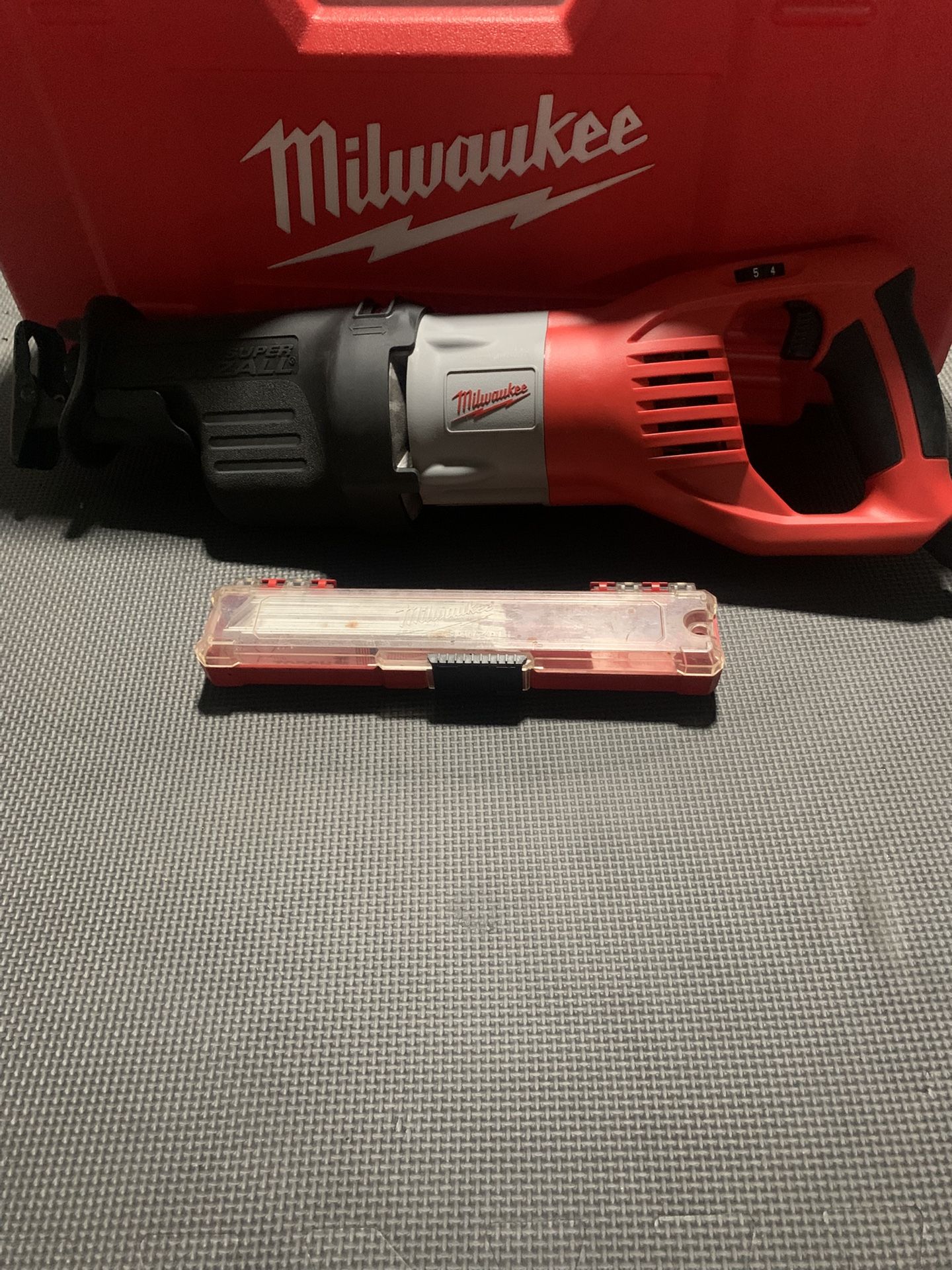 Milwaukee Sawzall 15 Amps With Knifes