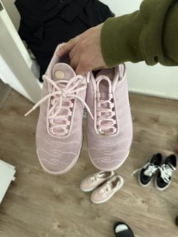 Nike women's runners pink size 7. worn 4-5 times 