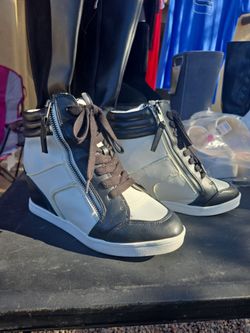 Banana Republic size 7 heeled sneaker