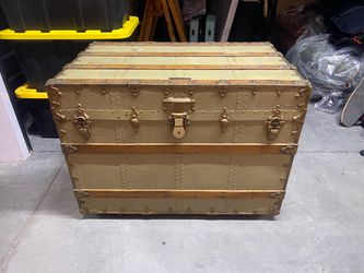 Vintage CA Taylor Trunk great condition