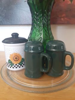 SALT PEPPER SHAKERS 