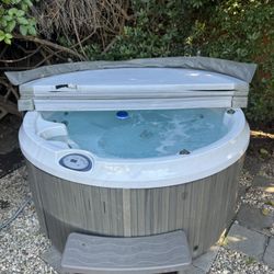 Jacuzzi Hot Tub Circular 6ft Diameter