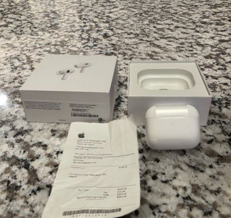 Apple AirPods Pro 2nd Generation MagSafe Wireless Charging Case - White
