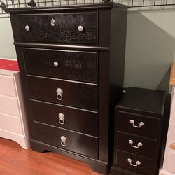 Sleek Black 5 Drawer dresser And Small 3 Drawer Nightstand Set Like New! for Sale in Palm Harbor, FL - OfferUp Sleek Black 5 Drawer dresser And Small 3 Drawer Nightstand Set Like New! for Sale in Palm Harbor, FL - OfferUp