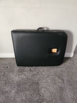 Foldable massage table