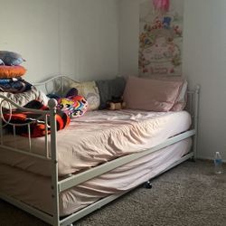 Day Bed With Trundle 