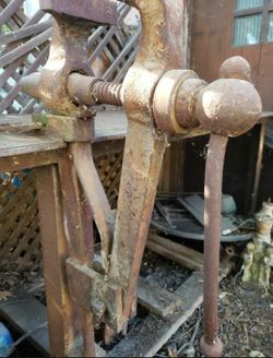 Giant Vise With Steel Table On Wheels 