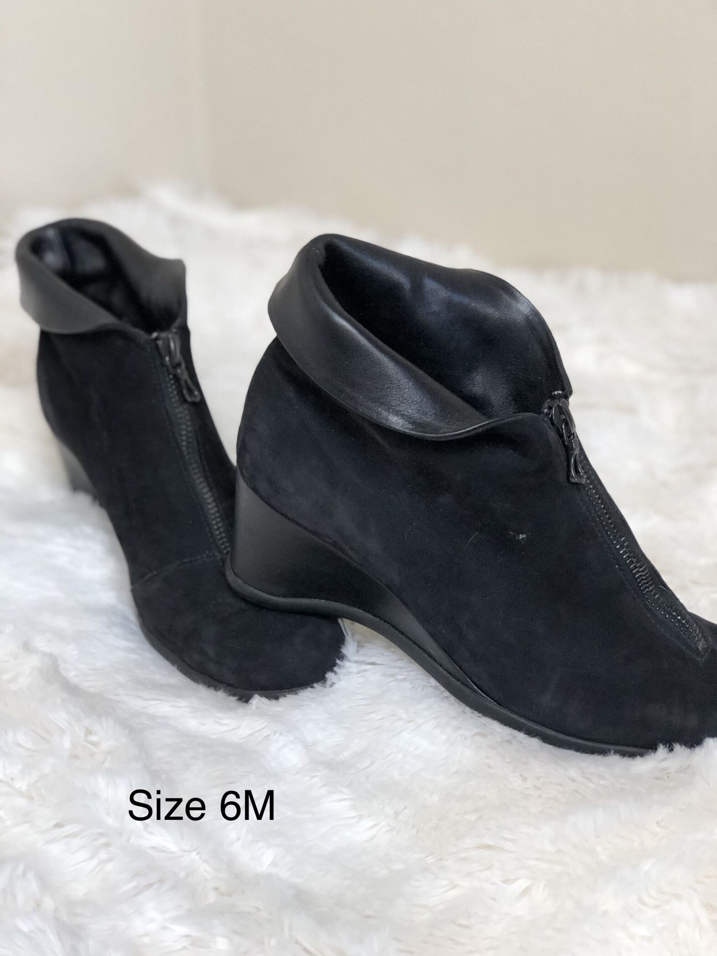 Black wedge suede boots
