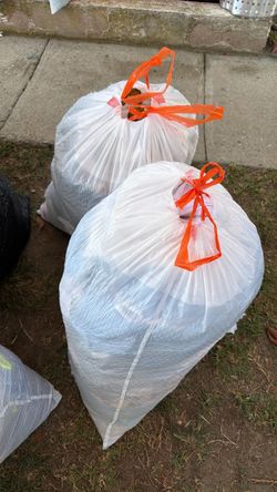 Estoy limpiando un garage que me prestaron tengo mucha ropa de todo buenas condiciones son como 35 bolsas si alguien le interesa ofrezca y se las llev
