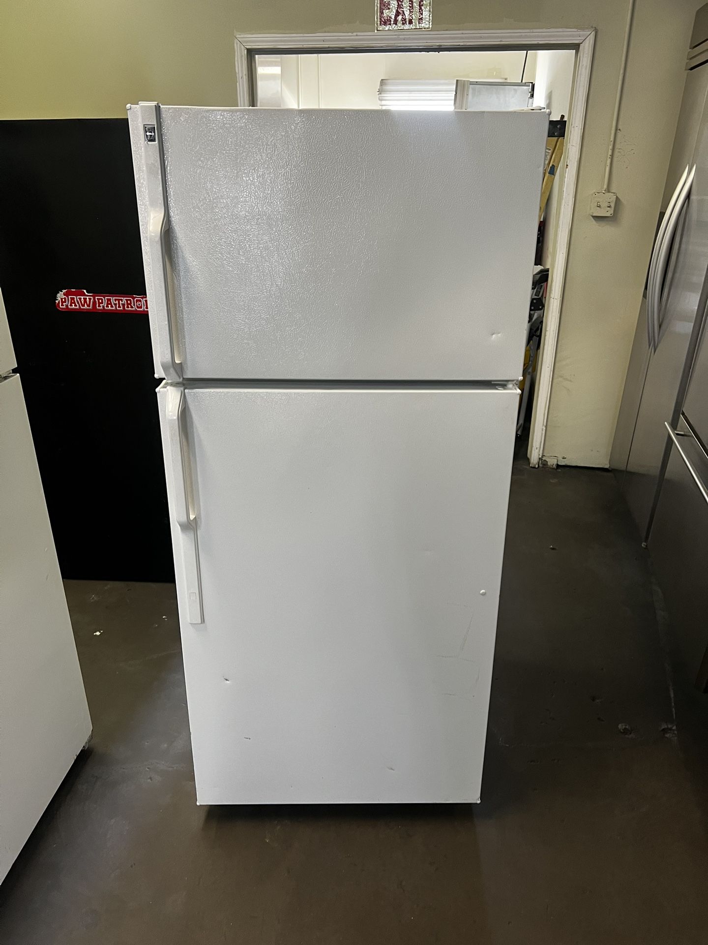 Hot Point Top Freezer Apartment Size Refrigerator In White 