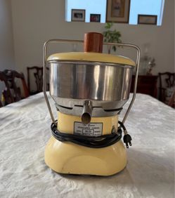 Vintage “The Genie” Electric Vegetable Juicer – Tested & Working