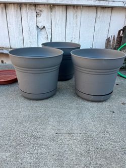 7 Plastic Outdoor Planters Flower Pots