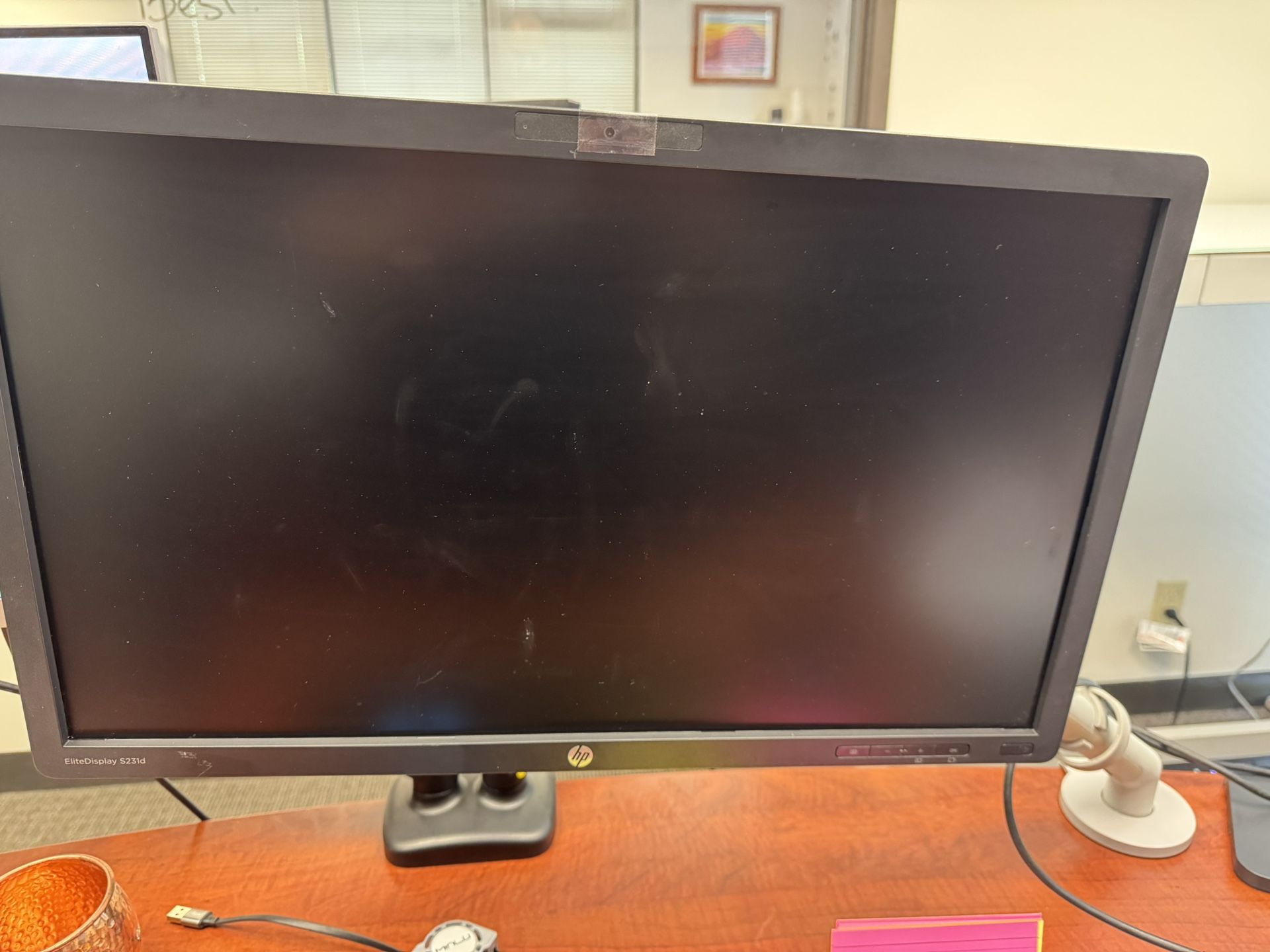 22” Screen With Movable Mount And Docking Station.
