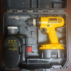 DeWALT 18V DRILL DRIVER WITH BATTERIES AND A CHARGER 