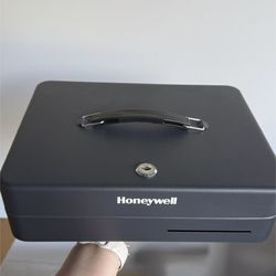 Honeywell Safes & Door Locks - 6113 Deluxe Key Lock Cash Box, 0.23-Cubic Feet, Black