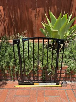 Baby / Pet Gate 30-42” Opening - 30” High - Dreambaby Chelsea Standard Baby Safety Gate