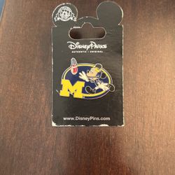 Disney Pin Football Mickey- University Of Michigan 