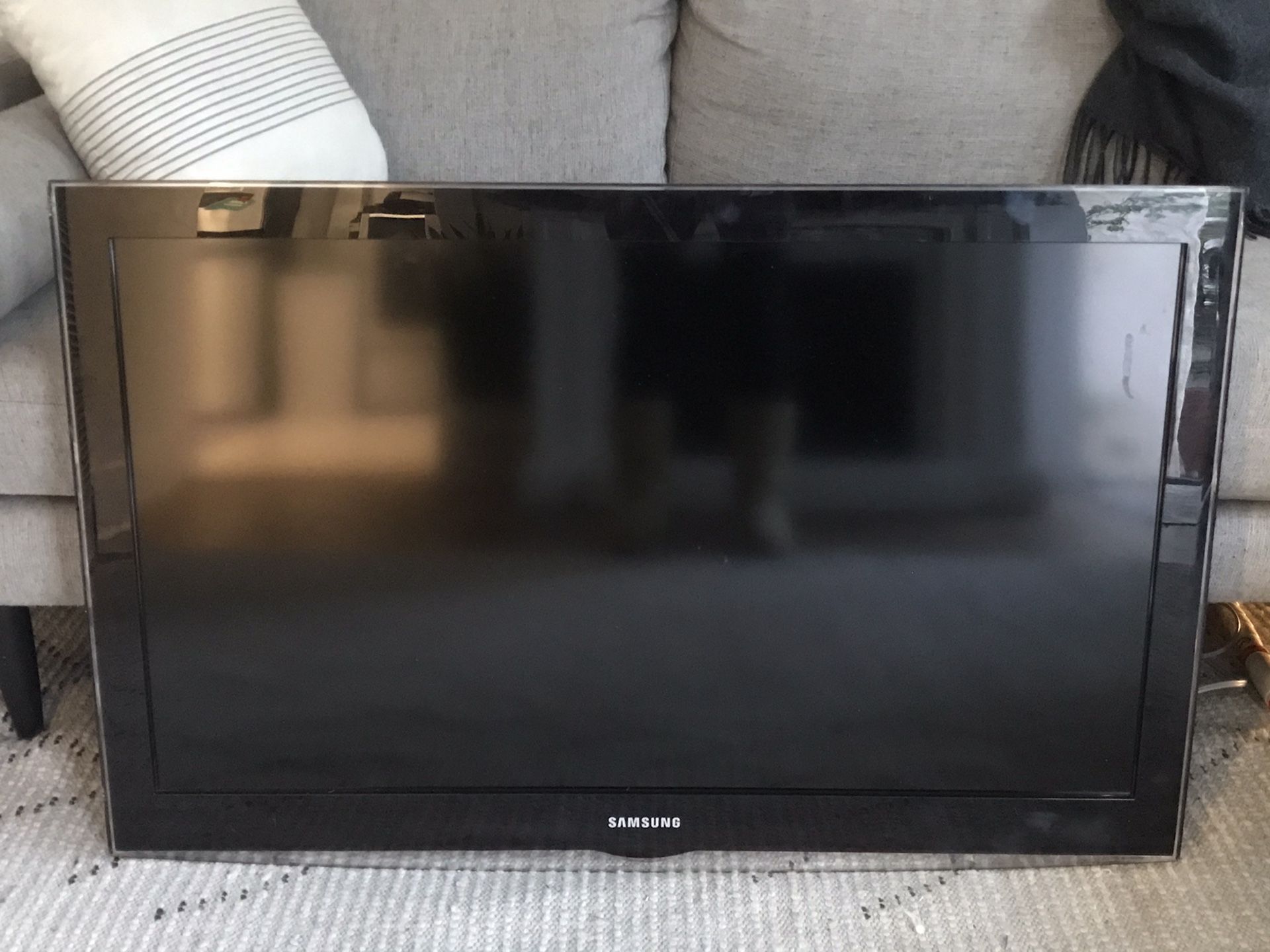 Samsung 40” Flatscreen TV