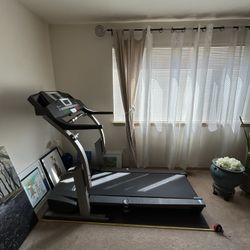 Treadmill - Fitness & Gym Quality. Very Clean & Very Good Condition (No Smoke and No Pet Home)