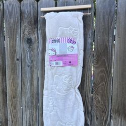 Crème  Hello Kitty Embossed Milky Mink Throw Blanket