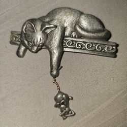 Cat pin