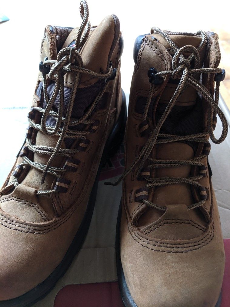 Brand New - WOMENS WATERPROOF/ WINTER / SAFETY TOE BOOT (Redwings FlexBond)