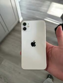 iPhone 11 comes with screen protector and phone case
Charger is broken only works with MagSafe