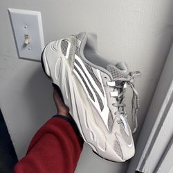 yeezy 700 v2