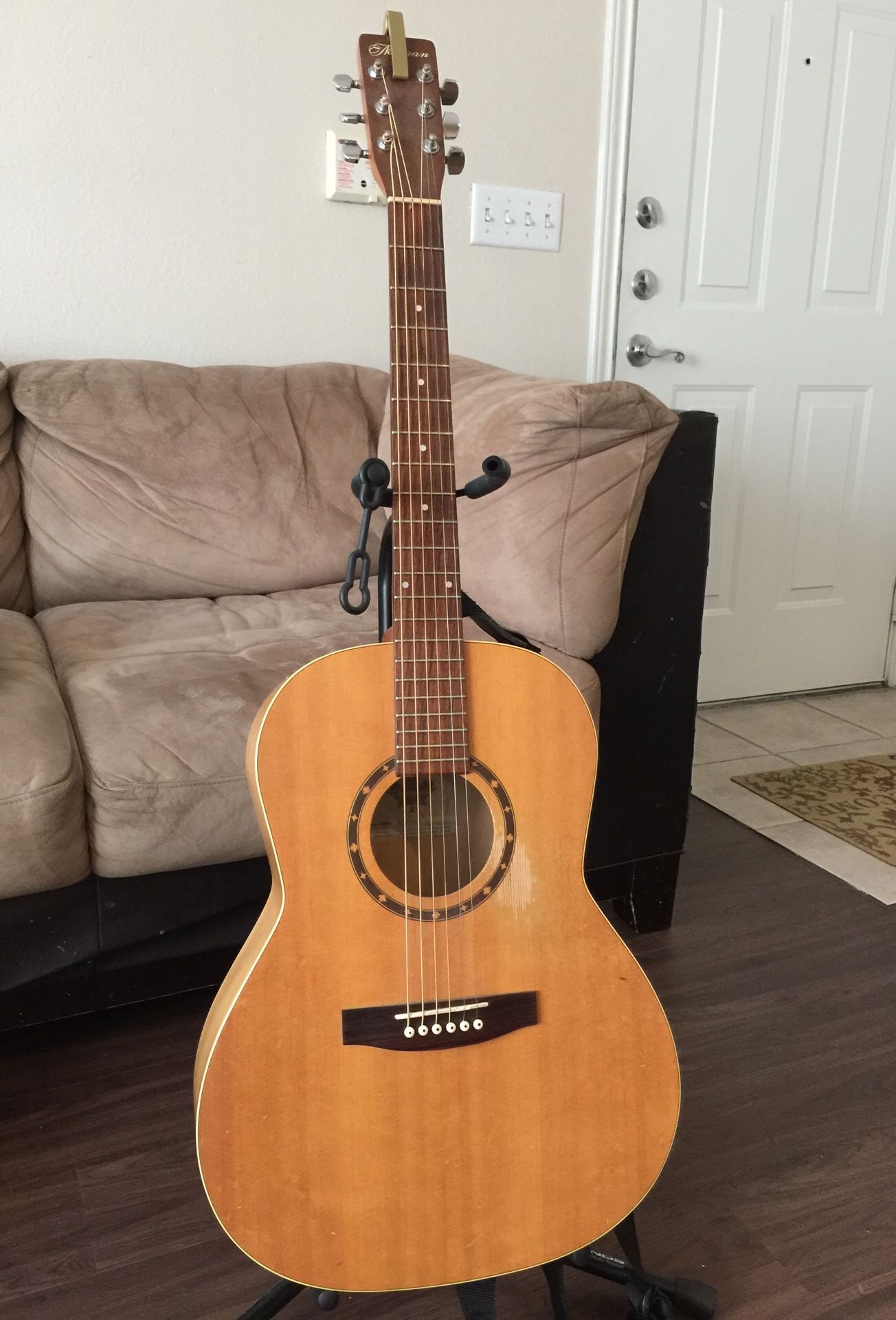 Norman B20 Folk acoustic guitar - Beautiful Sound and Great condition