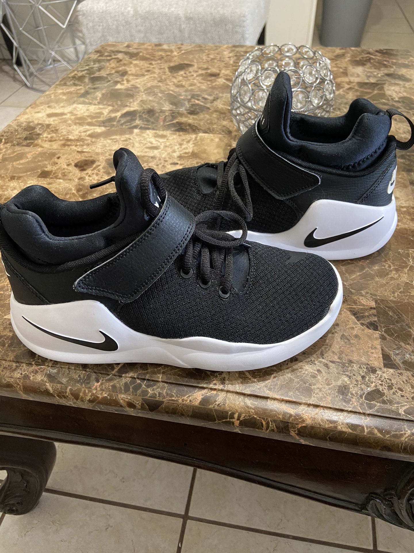 Kids Nike basketball shoes size 4.5y