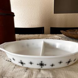 Pyrex Compass Snack Server Divided 1-1/2 Qt Dish