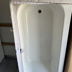 Bootz Industries Aloha 60 in. x 30 in. Alcove Soaking Bathtub with Right Drain in White 