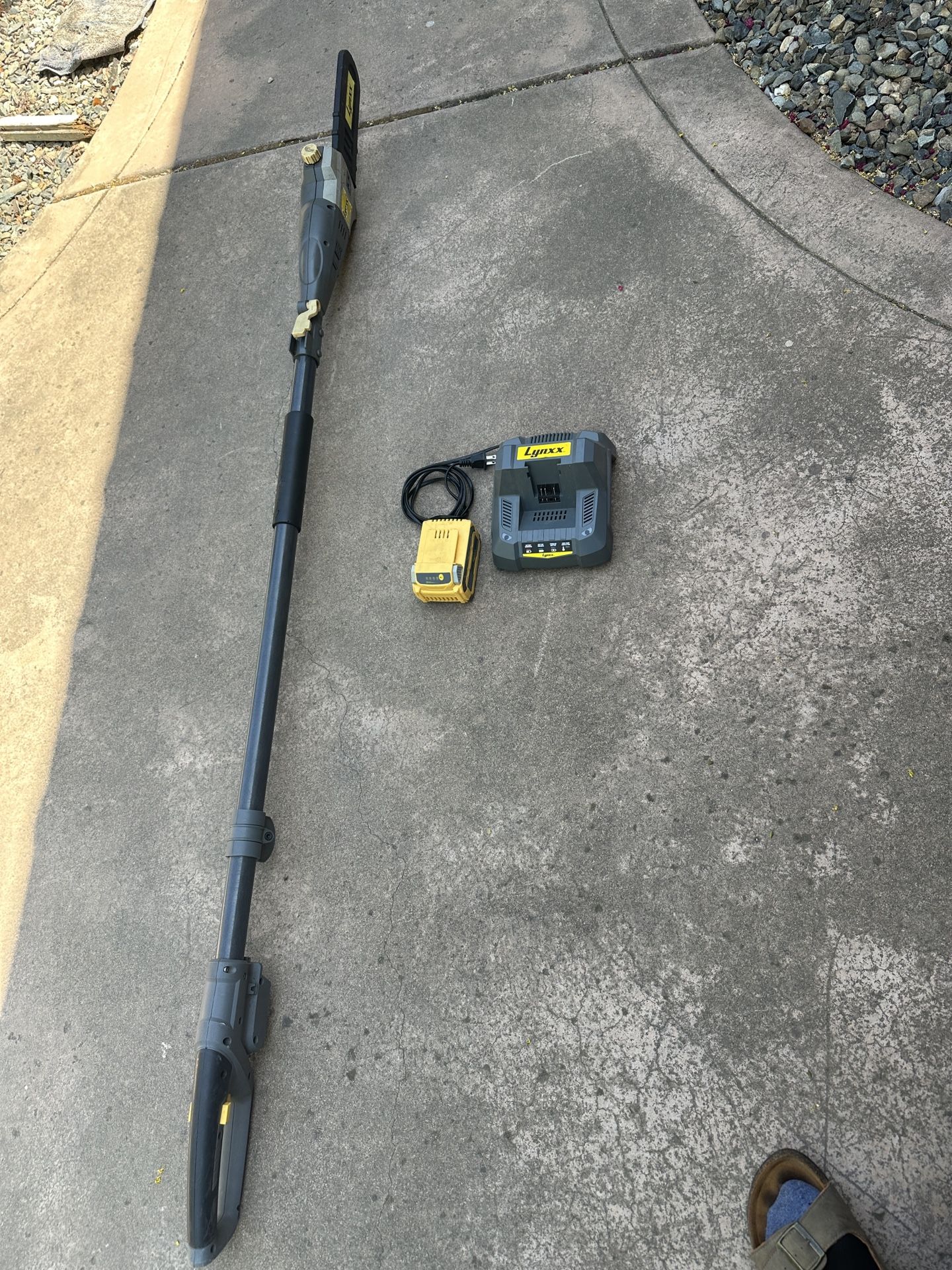 Lynxx Pole Saw, 40V Battery, And Charger