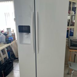 White Samsung Side-by-Side Fridge w/Ice & Water Dispenser -24.5 cu ft