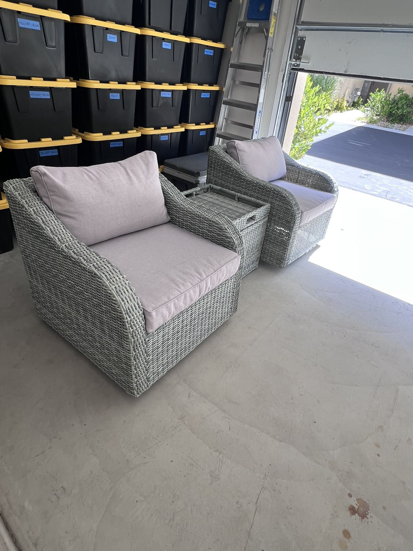 Patio chairs with table