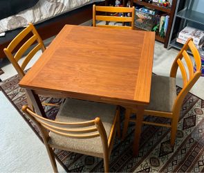 TEAK DANISH MODERN VINTAGE DINING TABLE WITH TWO LEAVES AND FOUR TEAK CHAIRS