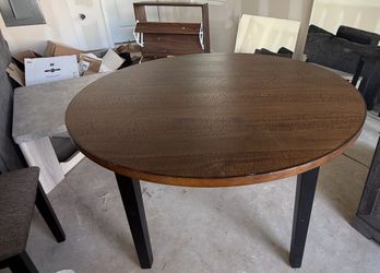 Round dining table with 4 chairs