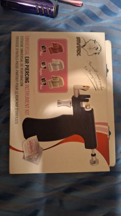 Ear piercing gun with extra cartridges