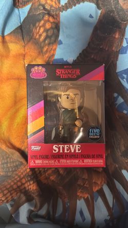 Funko Minis Steve Vinyl Figure (Stranger Things Five Below Exclusive)