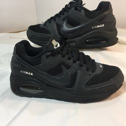 Kids Black Nike Air max Command. Sz 3.5y
