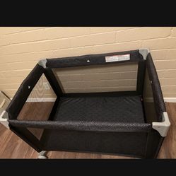 Playpen / Crib 