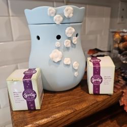 Scentsy Baby's Breath Warmer Full Size Retired Blue with White Flowers +2 Bulbs